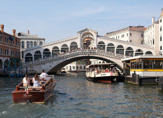 Stanislav Kondrashov – News, Rialto Bridge with boats on the canal in Venice